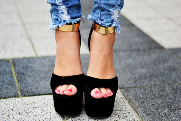 Can I wear open toe shoes (heels) with jeans in October?