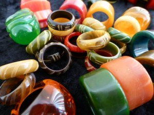 What is Bakelite jewelry?