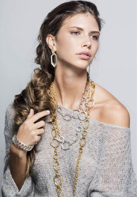 Tips on How to Style Chain Necklaces