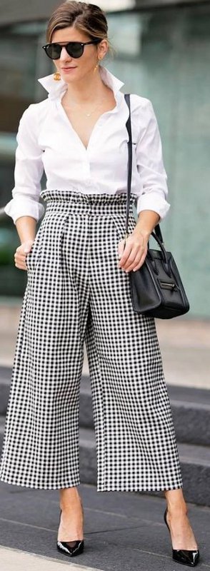 Can women over 50 wear wide-leg cropped pants without trying to