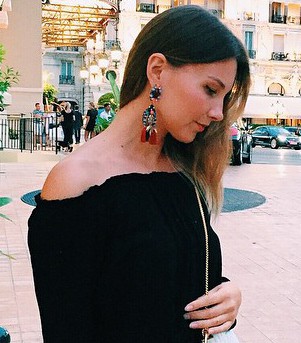 What type of earrings look best with bare shoulder tops?