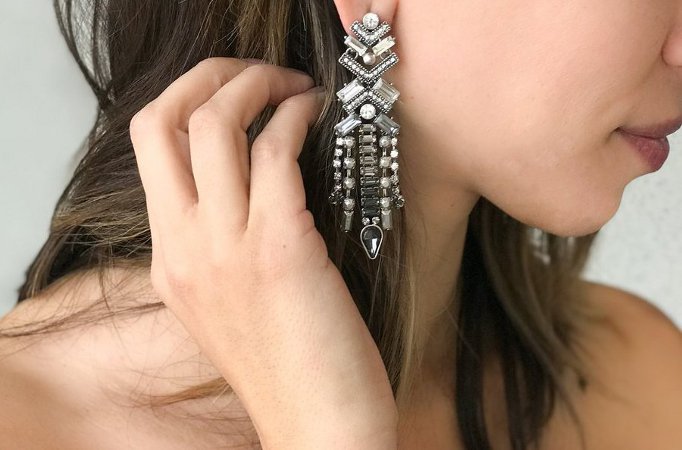 What type of earrings look best with bare shoulder tops?