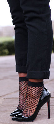 How can I style fishnet?