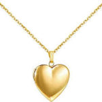 Can I wear a heart necklace with different tops?