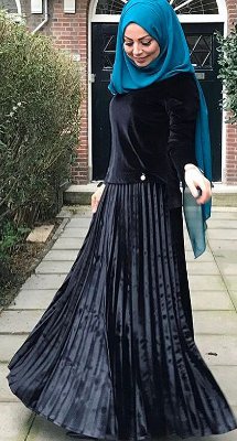 What type of blouse can I wear with a black leather pleated maxi skirt?