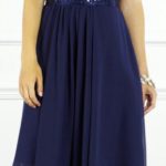 What colors go with a navy blue dress?
