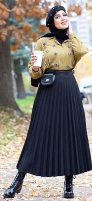 What type of blouse can I wear with a black leather pleated maxi skirt?
