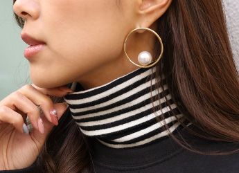 What jewelry to wear with a turtleneck?