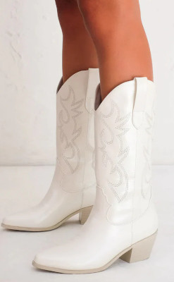 Can you wear white boots in November?